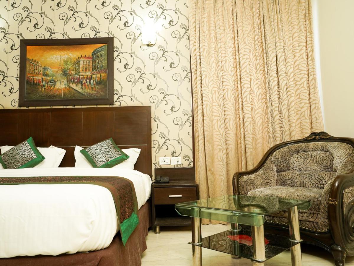 Lime Tree Hotel Sushant Lok Gurgaon Sector 29 Next To Iffco Chowk Metro エクステリア 写真