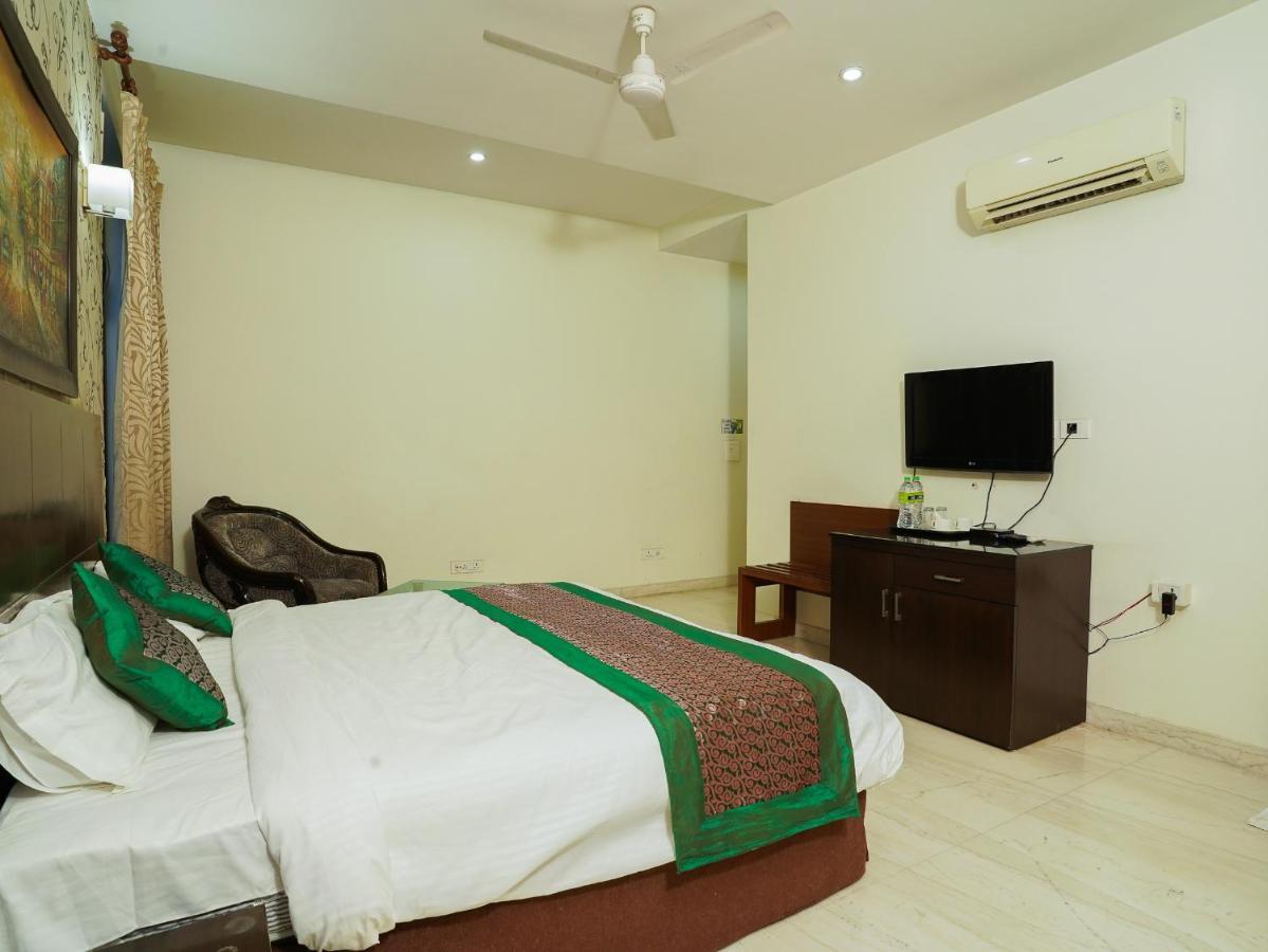 Lime Tree Hotel Sushant Lok Gurgaon Sector 29 Next To Iffco Chowk Metro エクステリア 写真