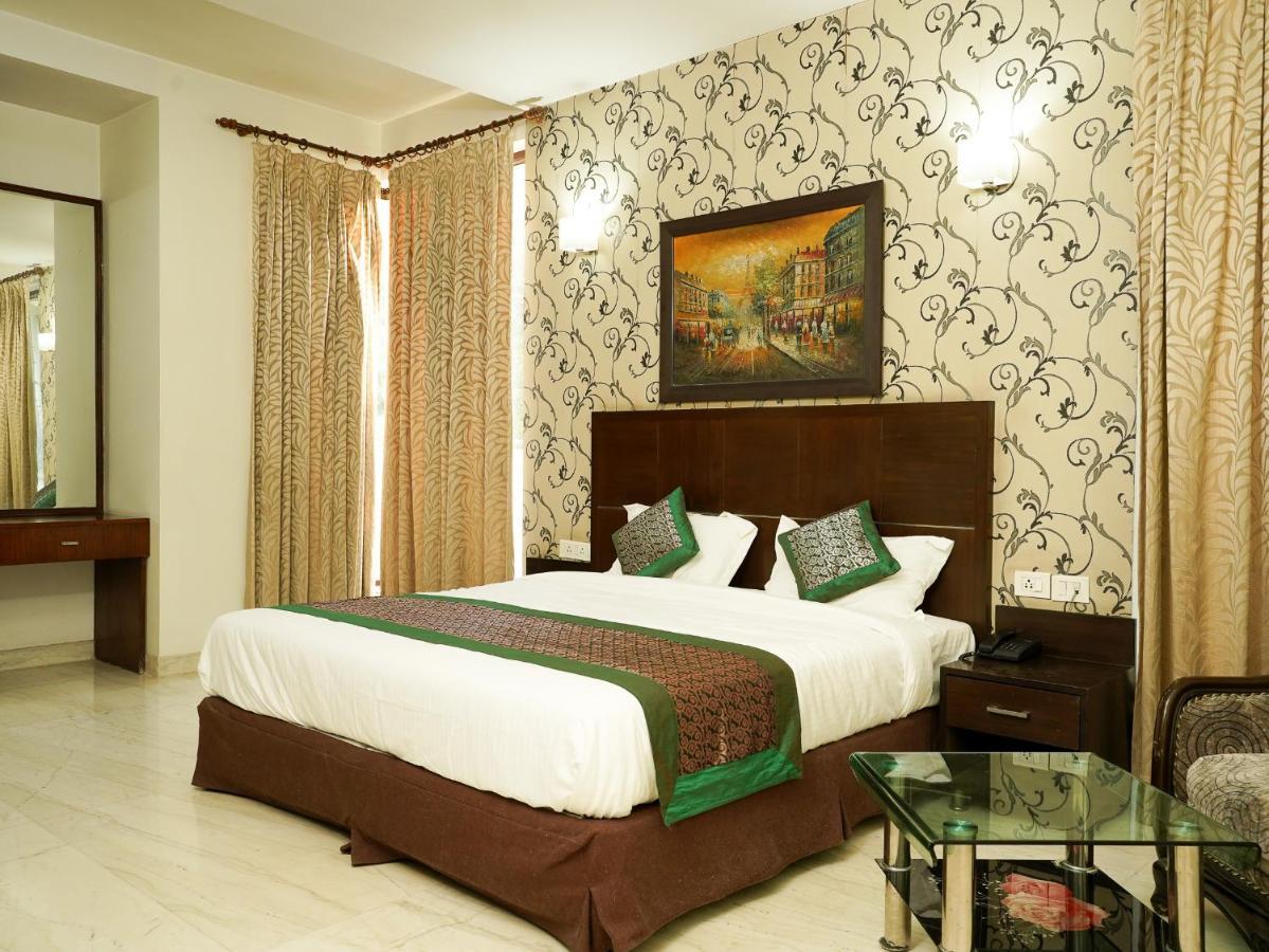 Lime Tree Hotel Sushant Lok Gurgaon Sector 29 Next To Iffco Chowk Metro エクステリア 写真