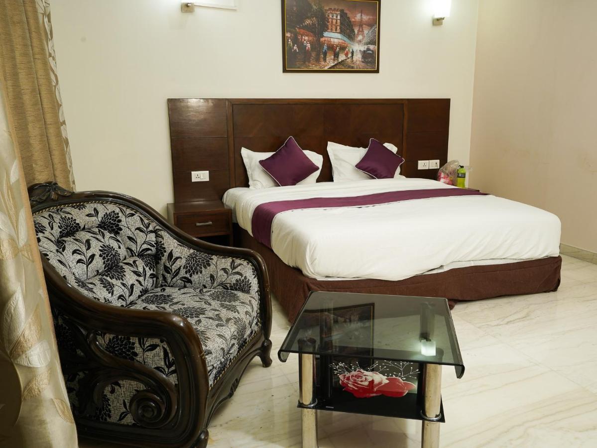 Lime Tree Hotel Sushant Lok Gurgaon Sector 29 Next To Iffco Chowk Metro エクステリア 写真