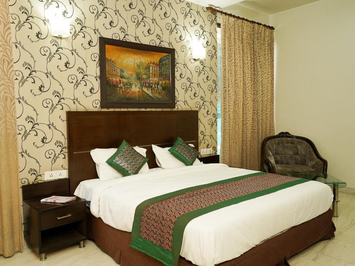 Lime Tree Hotel Sushant Lok Gurgaon Sector 29 Next To Iffco Chowk Metro エクステリア 写真
