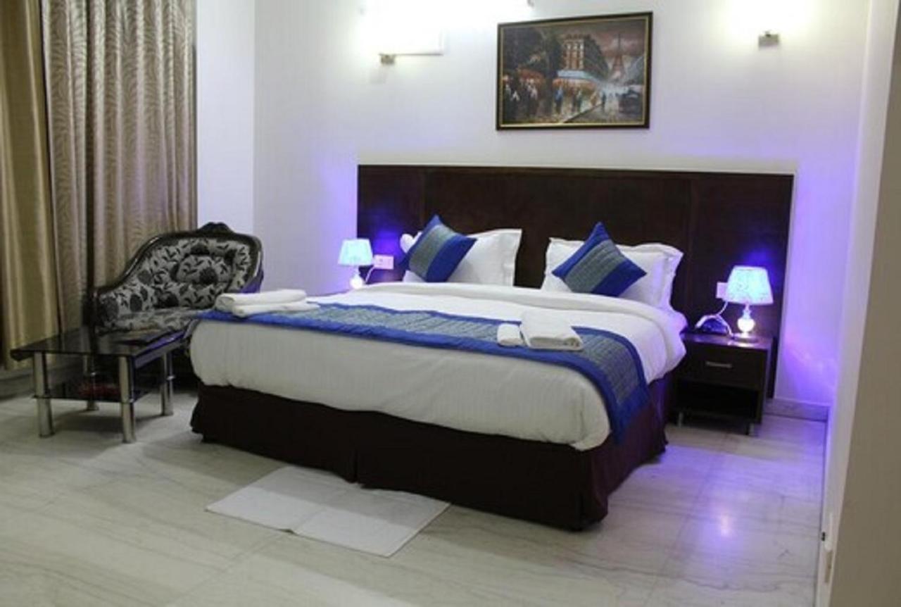 Lime Tree Hotel Sushant Lok Gurgaon Sector 29 Next To Iffco Chowk Metro エクステリア 写真