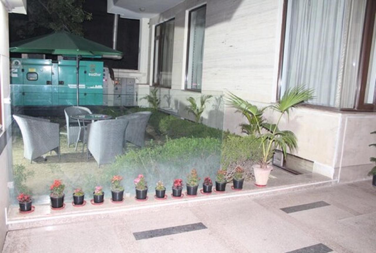 Lime Tree Hotel Sushant Lok Gurgaon Sector 29 Next To Iffco Chowk Metro エクステリア 写真