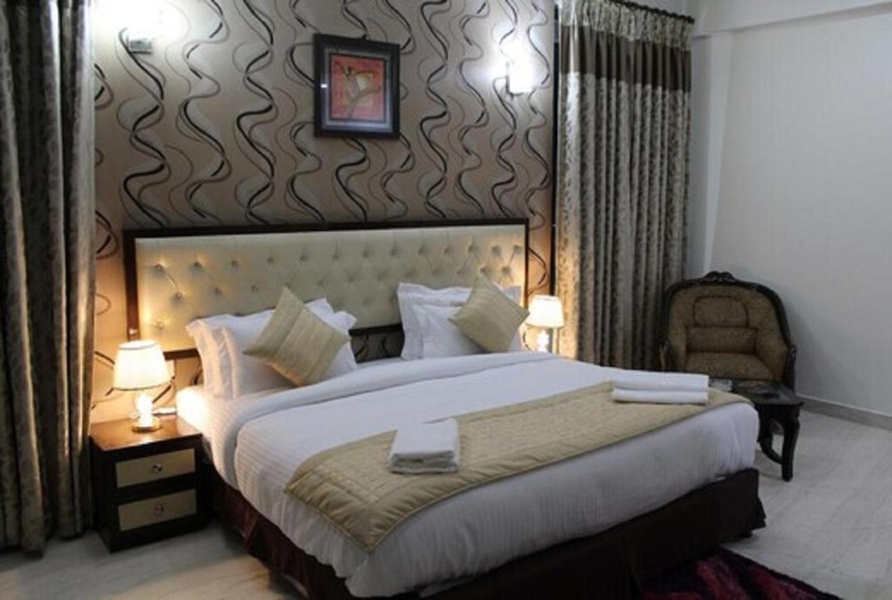 Lime Tree Hotel Sushant Lok Gurgaon Sector 29 Next To Iffco Chowk Metro エクステリア 写真
