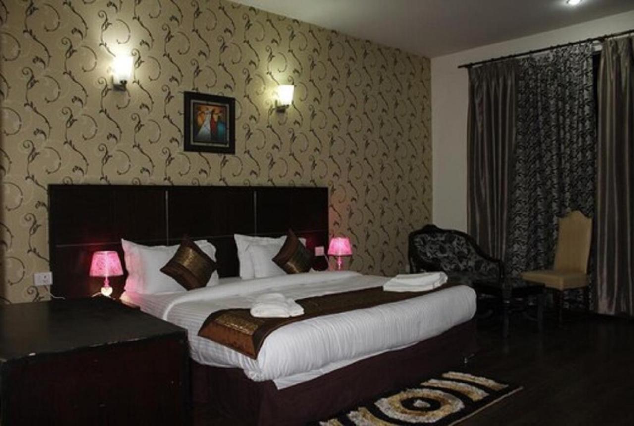 Lime Tree Hotel Sushant Lok Gurgaon Sector 29 Next To Iffco Chowk Metro エクステリア 写真