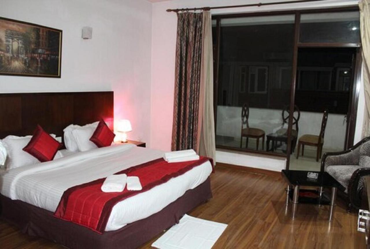 Lime Tree Hotel Sushant Lok Gurgaon Sector 29 Next To Iffco Chowk Metro エクステリア 写真