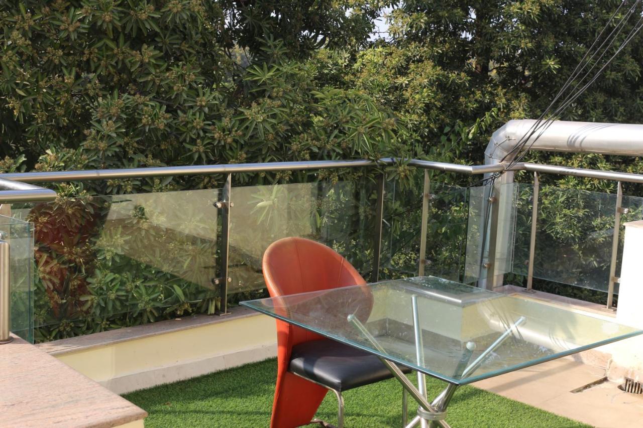 Lime Tree Hotel Sushant Lok Gurgaon Sector 29 Next To Iffco Chowk Metro エクステリア 写真